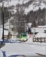 Kurve und Blickwinkel zeigen einen ungewohnten ASD Regionalzug bei der Ankunft in Les Diablerets.