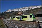 Der TPC ASD ABe 4/8 472 wartet in Les Diablerets vor leicht  verzuckerten  Berggipfel auf die Abfahrt nach Aigle. 

30. Nov. 2024