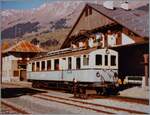 Der ASD Bahnhof von Les Diablerets im Wandel, der sich eigentlich, wie die folgenden Bilder zeigen, gar nicht so stark verändert hat. 
Der ASD ABDe 44/4 N° 2 wartet als Regionalzug nach Aigle in Les Diablerets. Das Gebäude am linken Bildrand ist nur auf diesem Bild zu sehen und wurde folglich ersatzlos abgerissen.

Analogbild vom 7. Nov. 1981