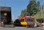 Der BVB Beh 4/8 93 erreicht als Regionalzug 23 von Villars-sur-Ollon nach Bex den Bahnhof  Gryon.