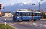 Der Be 2/3 15 der BVB an der Kreuzung der Avenue de la Gare mit der Kantonsstraße 9, eine grandiose Bergkulisse - und ein junger Mopedfahrer, der sich mit ins Bild drängt.