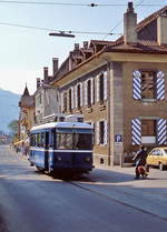 Be 2/3 15 der BVB im Mai 1980 fährt durch das Zentrum von Bex