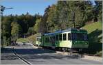 Vor- und Nachteil der Herbstfotografie: Neben dem schön ausgeleuchteten Drehgestell des Bhe 4/8 92 rechen lange Schatten der Bäume am Strassenrand auf die Seitenfläche des Triebwagens.