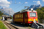 Der tpc BVB BDeh 2/4 „flche“ (Pfeil) 24, fr den gemischtem Adhsions- und Zahnradbetrieb der Bex–Villars–Bretaye-Bahn, ist beim Bahnhof Gryon ,mit dem vorgestellten