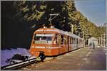 Aufgebügelt steht der M-C BDeh 4/8 22 in Le Châtelard und wird von zwei Grenzwächtern auf dem Bahnsteig beäugt. Damals verkehrten die Züge von Martigny bis St-Gervais durchgehend. 

Analogbild vom 10. Februar 2000