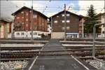 Bahnübergang direkt am Zermatter Bahnhof der Gornergratbahn. August 2014.