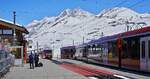 Am 10.05.2024 kreuzen sich in der Station Riffelberg zwei Zge der Gornergratbahn: Im Hintergrund kommen der Bhe 4/6 3084 und ein weiterer Bhe 4/6 an, auf dem Nebengleis warten die Bhe 4/6 3094 und