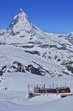 Der Bhe 4/6 3084 und ein unbekannter Bhe 4/6 als fhrender Triebwagen haben am 10.05.2024 soeben die Bergstation der Gornergratbahn verlassen und fahren hinunter in das etwa 1400 tiefer gelegene