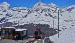 Am 10.05.2024 kommt das  Polaris -Doppel Bhe 4/6 3095/3094 der Gornergratbahn in der 2819 m hoch gelegenen Station Rotenboden an.