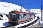 Auf der Talfahrt vom Gornergrat nach Zermatt treffen die Bhe 4/6 3094 und 3095 am 10.05.2024 in der Station Rotenboden ein