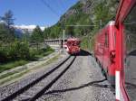 Auf der einspurigen Strecke von Visp nach Zermatt lsst die HGe 4/4 „Mount Fuji“ der Matterhorn Gotthard Bahn an der letzten Kreuzungsstelle vor Zermatt den gerade dort gestarteten