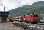 Da auf der steilen Schllenen Bahn die Anhngelast begrenzt ist, werden jeweils in Andermatt die von Visp kommenden Verstrkungswagen abgehngt und dann gleich dem Gegenzug bergeben.