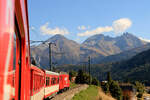 Matterhorn-Gotthard Bahn MGB: Im Abstieg hinter Lok HGe4/4 105 oberhalb Bugnei. 21.September 2022 