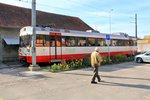 Friedliche Mittagszeit - ein Mann wandert über den Platz, gelbe Blumen blühen und Triebwagen 7 döst vor sich hin.