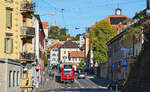 Mehr Straßenbahn als Eisenbahn: ABe 4/12 673 am 10.10.2025 in derRue de Manege in La-Chaux-de Fonds
