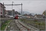 Ein Blick vom alten Trasse nach Palézieux her (Umbaubedingt stillgelegt seit März 2019 und in der Folge abgebaut) auf den  alten  Bahnhof von Châtel St-Denis mit einem TPF SURF auf der