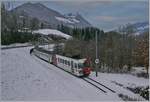 Der TPF Be 4/4 121 mit dem B 207 (ex MOB), B209 (ex MOB) und dem ABt 221 ist kurz nach Lessoc entlang des Stausees Lac de Lessoc als RER 51 nach Montbovon unterwegs.