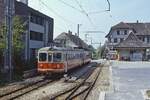 Zum Vergleich zu den beiden vorherigen Aufnahmen ein Bild vom Mai 1980: Mit dem führenden Steuerwagen Bt 23 trifft ein unbekannter Be 4/4 in Ins Dorf ein. Das Hotel rechts im Hintergrund wurde zum Zeitpunkt meines Besuches im Oktober 2025 übrigens abgerissen.