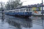  Dank  des krftigen Regens an diesem Maitag 1980 spiegelt sich BDe 4/4 37 (SIG/MFO 1913, Umbau 1958) auf seiner Fahrt von Bern nach Worb im Straenpflaster.