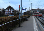 Bei einbrechender Dunkelheit strebt Berner Tramwagen 763 im noch ländlichen Rüfenacht auf der Tramlinie 6 Gümligen und der Stadt zu.