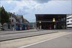 Bahnhof Worb links mit Haltestelle des Blauen Bähnli, heute Tramstrecke von Bernmobil, die Strecke aber im Besitz von RBS, rechts das Was-auch-immer-Gebäude mit der Worblentalbahn, wo sich