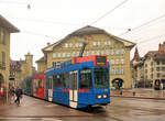 Das Ende naht - die Tramwagen des RBS 81-89: Wagen 83 abgestellt und leer an der Haltestelle Zytglogge/Casinoplatz.