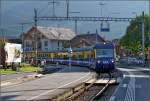 Einfahrt des erstaunlich langen Zuges der Berner-Oberland-Bahn steuerwagenvoraus nach Wilderswil.