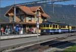 Triebwagen ABeh 4/4 II 312 vor dem Bahnhofsgebäude in Wilderswil.