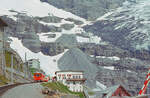 Station Eigergletscher am 5.August 1975, mit zwei Triebwagen und Lokomotive 11.