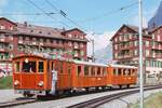 Lokomotive 8 der Jungfraubahn: Hier mit den Wagen 23 und 24 auf der Kleinen Scheidegg, 5.August 1975.