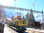 Einer der drei letzten traditionellen Triebwagenzüge (116 mit den Steuerwagen 278 und 267) als Sommerformation im morgendlichen Gegenlicht des tief-winterlichen Wengen, 29.April 2017.