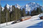 Vor der Kulisse von Eiger Mönch und Jungfrau fährt der BLM Regionalzug Richtung Mürren.