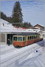 Der BLM Be 4/4 22 auf der Fahrt von de Grütschalp nach Mürren im Winter 2023/24.