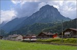 Einzelstück Be 4/4 8 der Meiringen-Innertkirchen-Bahn bei Abfahrt in Innertkirchen.