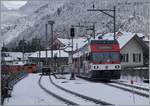 Der Zentralbahn Be 125 013 (90 85 847 0013-6) fährt auf dem Weg nach Innertkichen bei der ehemaligen MIB Bahnhof von Meiringen durch.

16. März 2021