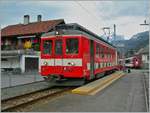 Der MIB BDe 4/4 11 wartet im MIB Bahnhof von Meiringen auf die Abfahrt nach Innertkirchen. 
Seit dem Fahrplanwechsel im Dezember 2010 wird der MIB Bahnhof nicht mehr genutzt, da die Züge gut dreihundert Meter weiter fahren und somit direkt im Brünigbahn Bahnhof Meiringen ankommen, bzw. abfahren.

23. April 2006