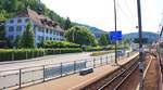 Der untere Teil der Pass-Strasse auf den Oberen Hauenstein ist von prächtigen Wirtshäusern und Lokalen gesäumt, wie hier - aus dem Zug mit Triebwagen 15 aufgenommen - in Bad Bubendorf.