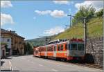 Kurz vor Ponte Tresa wechselt die Bahn von der Seeseite auf die Bergseie der Strasse.