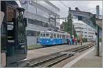 Der AVA BDWM BDe 4/4 10  Mutschälle-Zähni  (SWS/MFO 1928) ist von seiner Fahrt als Fondue Tram im Rahmen des Weihnachtmarktes von Bremgarten zurück; und wie im Bildrand links zu sehen, gerade rechtzeitig, denn der Planverkehr ist auf dieser Strecke recht dicht. Um so mehr ist es erfreulich, dass trotz des Viertelstundentaktes doch noch Trassen für den Nostalgie Verkehr zu finden sind!
 
6. Dezember 2024
