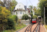 Dolderbahn, Zürich: Wagen 2 in der Kreuzung, vor stattlichen Häusern. 24.Sep.2020