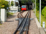 Der elektrischer Zahnradtriebwagen Bhe  1/2 Nr. 1 der Dolderbahn erreicht am 06.06.2015 die Ausweichstelle.

Im Vordergrund sieht man sehr gut die Schwenkweiche,  Schleppweiche oder auch Schiebeweichen (Federweiche) mit dem Zahnstangensystem „von Roll“. Die von der Firma Von Roll (heute Tensol) entwickelte Zahnstange ist nur dem Namen nach eine Lamellenzahnstange, nämlich eine einlamellige. Sie hat dieselbe Zahnteilung (100 mm) wie die Riggenbach'sche und die Strub'sche Zahnstange (aus welcher sie auch entwickelt wurde). Von letzterer unterscheidet sie sich nur in der Grundform, einfaches Breitflach-Profil anstatt einer Keilkopfschiene ähnliches Profil. Die von Roll Zahnstange kommt in erster Linie bei Neubauten sowie als preisgünstiger Ersatz alter Zahnstangen nach den Systemen Riggenbach oder Strub zur Anwendung. Sie ist zwar dicker (30–80 mm, je nach Zahndruck) als eine der Lamellen nach Abt, doch ihre Biegsamkeit ist ausreichend, um flexibler als die Originale nach Riggenbach oder Strub anwendbar zu sein. Sie kann auch durchgehend verschweißt werden. So sind auch diese Schwenkweichen einfach machbar.

Bei der Schiebeweiche wird ein Teilstück der gesamte Fahrbahn (ganze Gleises mit Zahnstange) verschwenkt bzw. verbogen, es gibt beim herkömmlichen Zweischienengleis keine durchlaufenden Außenschienen. Die Weichenzungen sind hier gerade und an der Weichenspitze beweglich gelagert, die Stellvorrichtung liegt am inneren Ende der Weichenzunge und verschiebt die Schienen und Zahnstange auf den geraden oder den abzweigenden Strang. Anstelle eines Herzstückes haben Schleppweichen, die von Fahrzeugen mit Spurkranzrädern befahren werden, ein drehbares Schienenstück, welches in den zu befahrenden Schienenstrang gedreht wird.

Die ersten Eisenbahnweichen waren Schleppweichen. Da sie insbesondere bei höheren Geschwindigkeiten nicht betriebssicher waren, wurden sie bei den Eisenbahnen bald durch andere Bauformen ersetzt. Ihr Einsatzgebiet sind heute meist noch Bergbahnen, die aus Sicherheitsgründen über doppelte Spurkränze verfügen oder mit Zangenbremsen ausgestattet sind. Ein bekanntes Beispiel dafür sind die Rigi-Bahnen.

Seit 1999 setzen die Rigi-Bahnen neu entwickelte, als Federweichen bezeichnete Zahnstangenweichen ein, in welchen das Gleis von der einen Endlage in die andere entlang einer definierten Kurve gebogen wird. Die Konstruktion hat weniger bewegliche Teile als eine übliche Zahnstangenweiche und benötigt keine Weichenheizung.

