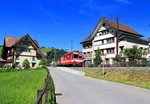 Appenzellerbahnen - inmitten schöner Appenzellerhäuser, Triebwagen 11.