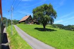 Appenzellerbahnen, Gais - Altstätten Stadt: Die schönen und charakteristischen Häuser dieser ostschweizer Region zieren die gesamte Strecke der Appenzellerbahnen, hier unterhalb der