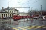 ABe 4/4 487 wartet im April 1996 an der damaligen Abfahrtsstelle der Arosabahn auf dem Bahnhofsvorplatz von Chur