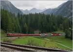 Der Albula Schnellzug RE 1145 Chur - St.Moritz führt nicht nur die Stammkopossition von vier  B  einem  D  und zwei  A , sondern auch noch die GEX Wagengruppen des Glacier Expresse 900 von Zermatt. So hatten die beiden RhB Ge 4/4 I 603 und 602 mit ihren dreizehn Wagen Anhängelast reichlich zu tun. 

Bei Bergün Bravuogn, den 11. September 2016