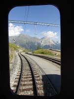 Eingeschränkter Blick aus dem letzten Wagen, dem Fahrradwagen des R 1660 von Tirano nach St.