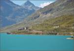 Der Bernina Express mit ABe 8/12 3514  Steivan Brunies  fährt entlang des Lago Bianco.