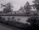 Ehemalige Vereinigte Bern-Worb-Bahnen VBW, Bern Kornhausplatz - Bolligen - Worb-Linie: Der Wankdorfplatz früher an der jetzt stillgelegten Strecke Stadion - Eyfeld - Ittigen. Der zweite Wagen ist ein kleiner Reservewagen (Serie 1...6), der im Prinzip noch aus der Dampfzeit stammt. September 1965 