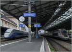 TGV Bahnhof Lausanne: Während rechts im Bild der TGV Lyria auf seine Abfahrtszeit nach Paris um 12.24 wartet, steht auf Gleis zwei ein SNCF Doppelstock TGV.
