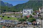 Vom Dampfschiff  La Suisse  gleitet der Blick hinauf zu Bahnhof wo gerade ein RegionAlps RBDe 560 Domino Zug steht und auf die Rückfahrt nach Brig wartet. 

5. Juli 2024